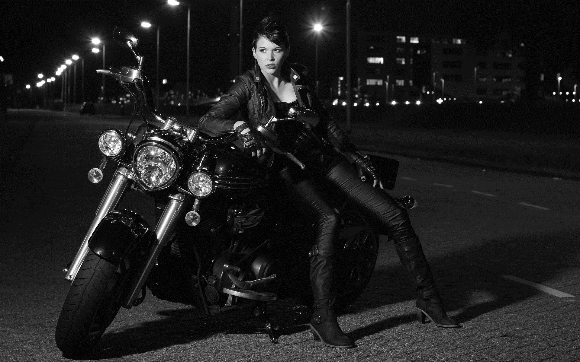 Photo Beautiful girls and motorcycles in Dubai