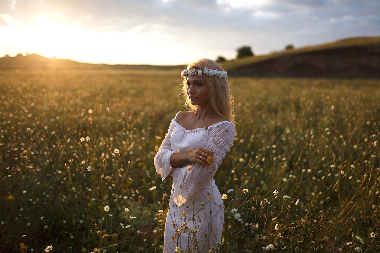 Girls in Slavic costumes in Dubai