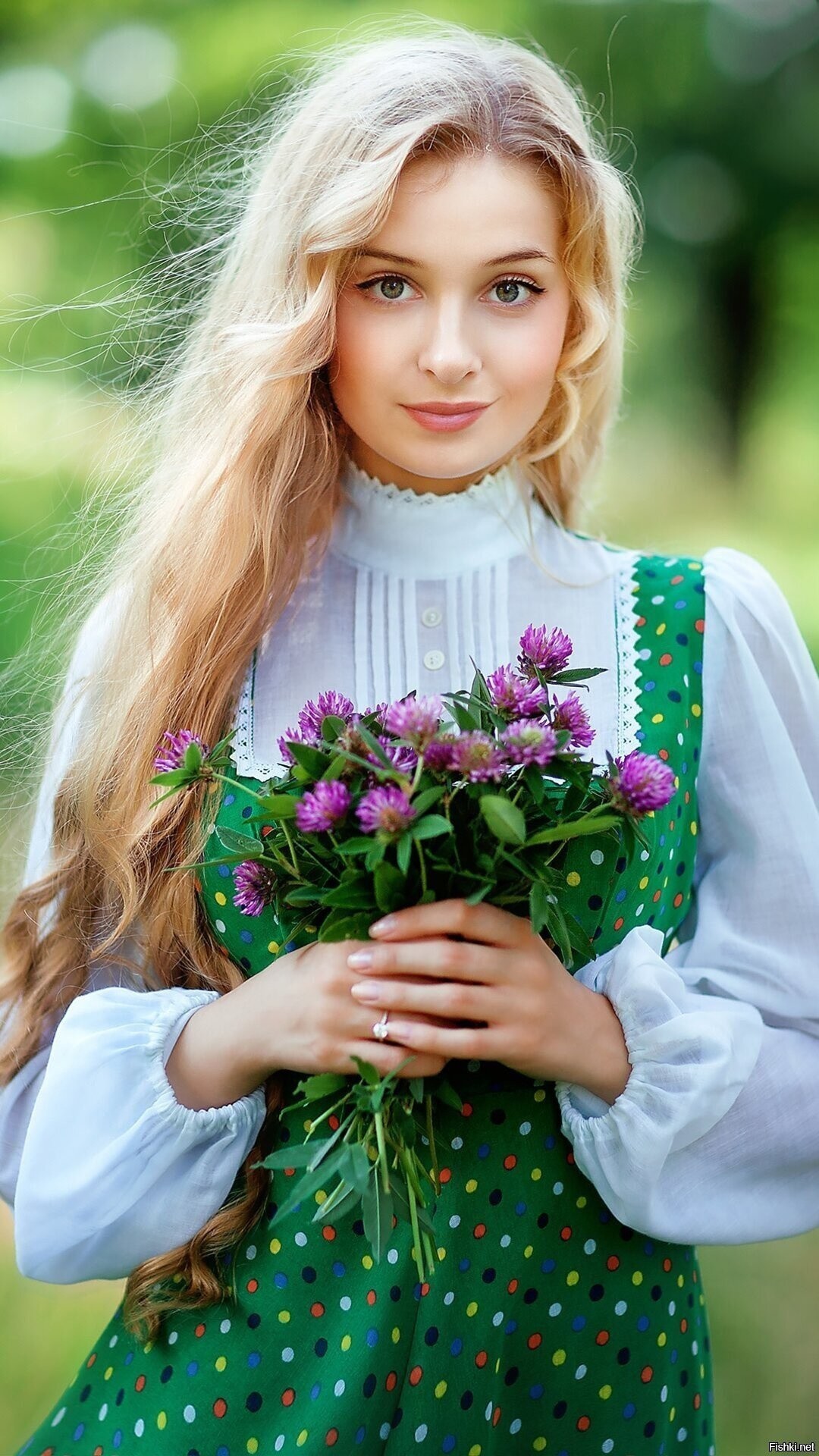 Girls in Slavic costumes in Dubai